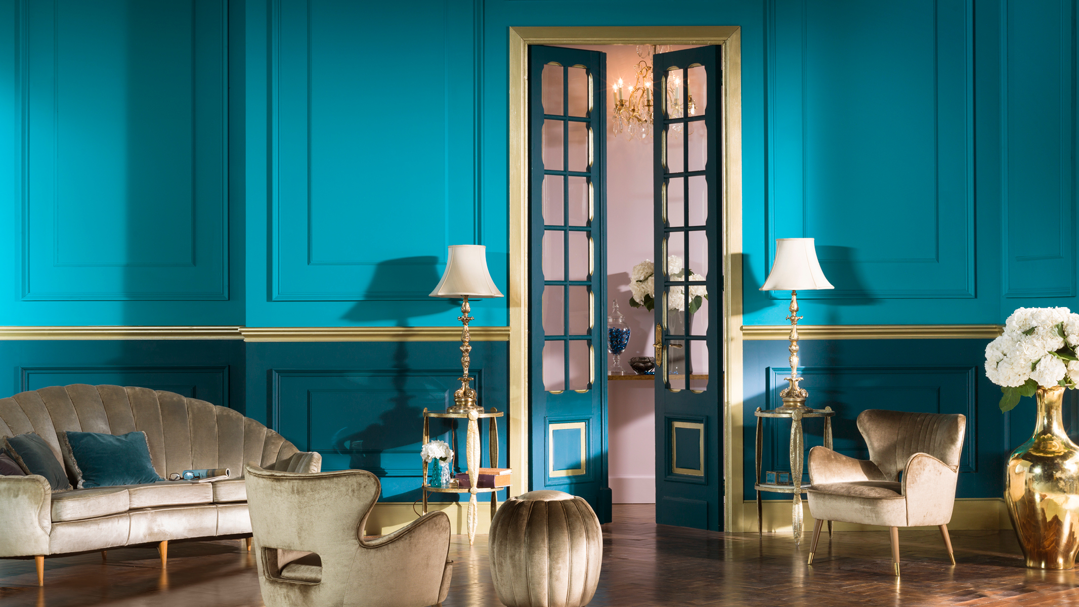 A clashing colour scheme If you enjoy colours at the brighter end of the spectrum, why not be daring and for a more offbeat colour combination? Clashing schemes are not for the timid but when used in the right balance, are guaranteed to fill your home with energy.