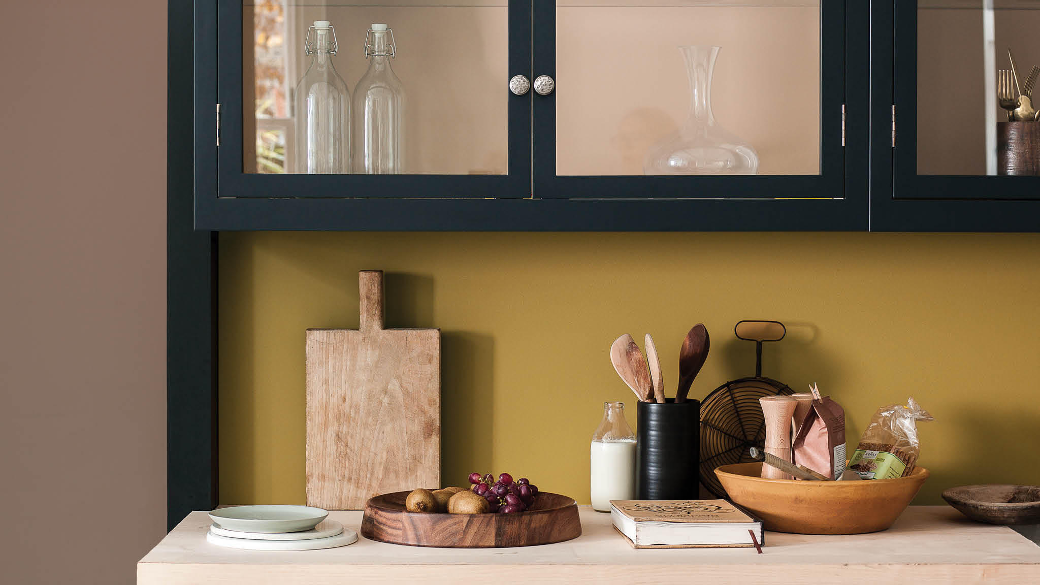 Brown and gold kitchen Dark, chocolaty browns and warm pinks create a pleasing combination that’s full of warmth and richness when teamed with gold.
