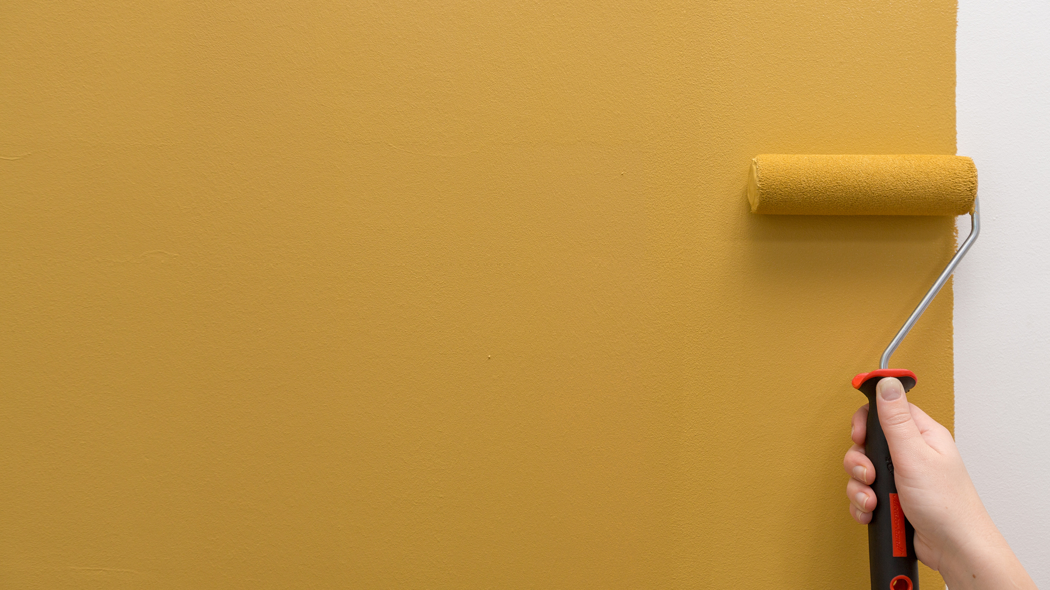 Choose paint with a creamy texture One of the hallmarks of good quality wall paint is a thick, creamy texture that gives better coverage than cheaper alternatives with a thin, watery consistency.