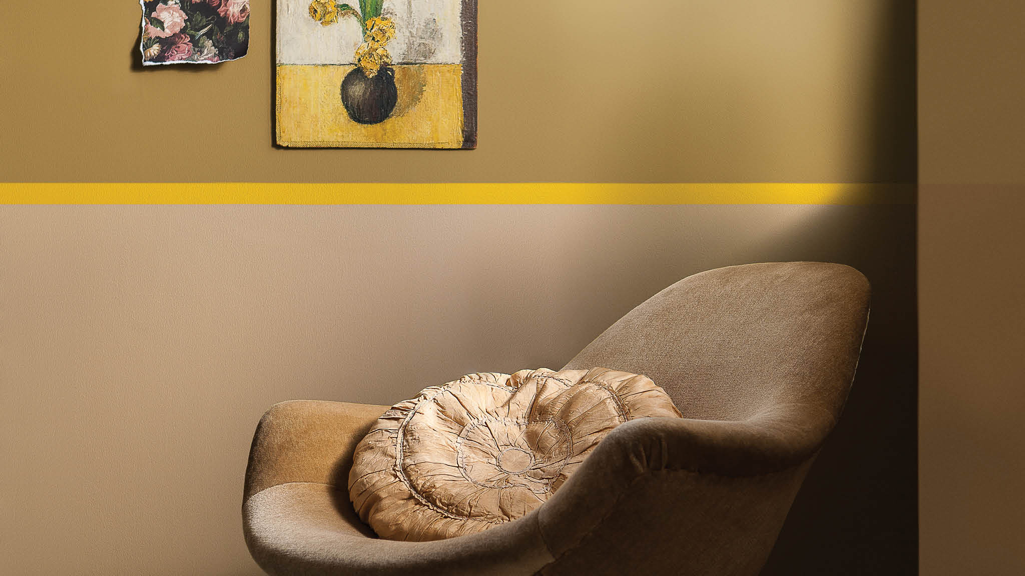 Create a glamorous look with gold Celebrate the glamour of gold by pairing with a similar muted shade such as mocha. Add definition with a thin stripe or accent in bright yellow for a traditional look with a modern twist.