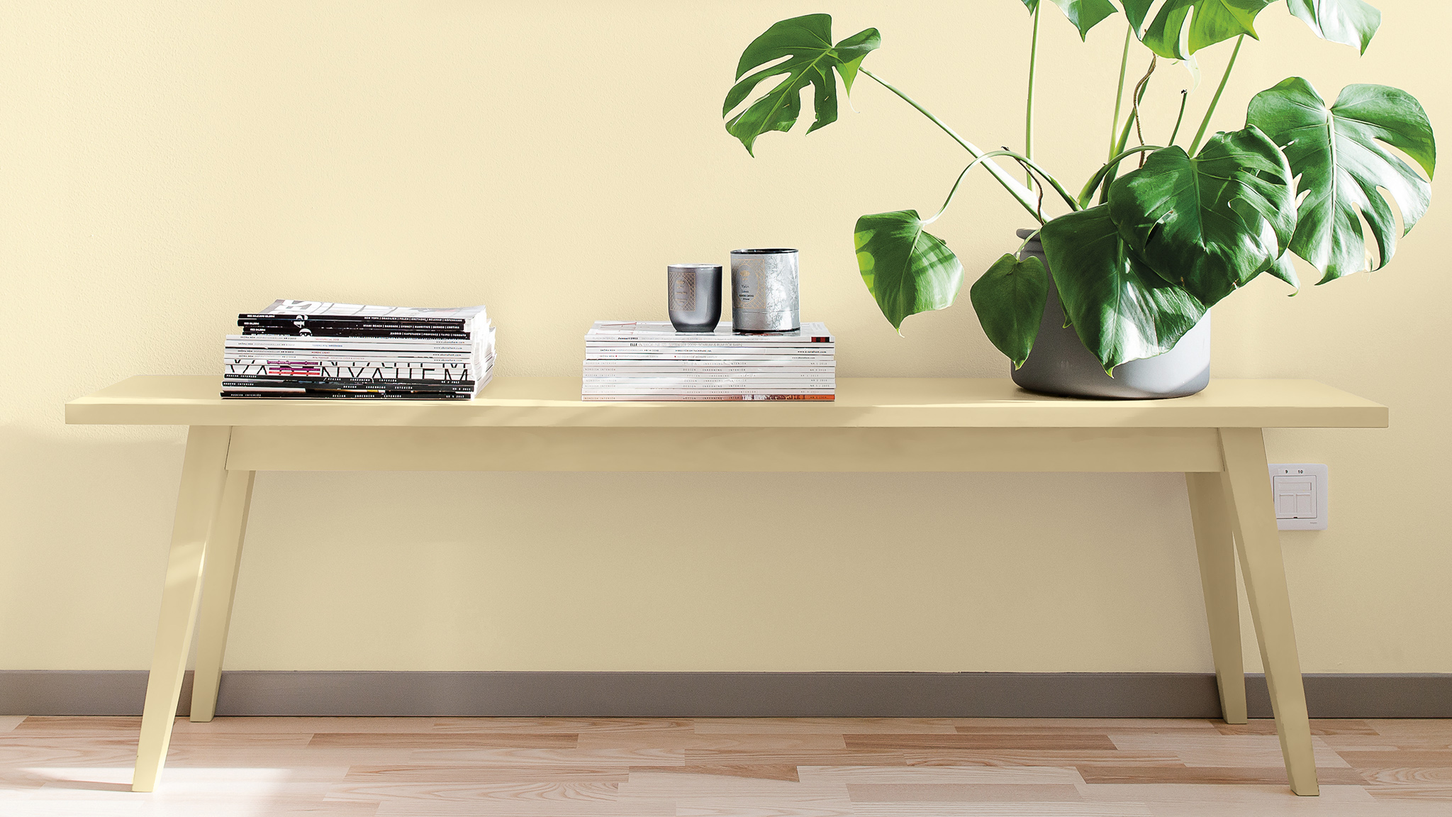 Mur jaune pâle avec banc assorti dulux-simplement-rafraîchir-meubles-idées-global-2.jpg