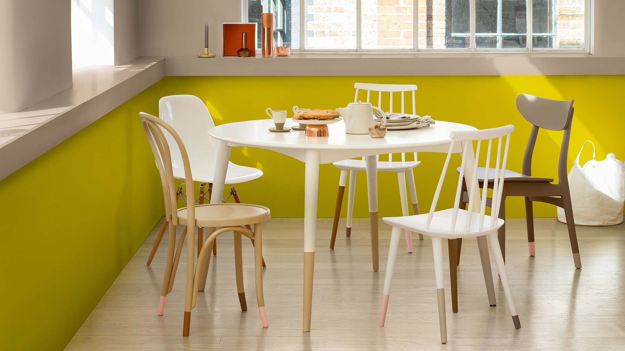 Table et chaises contre un mur jaune vif dulux-simplement-rafraîchir-meubles-idées-global-3