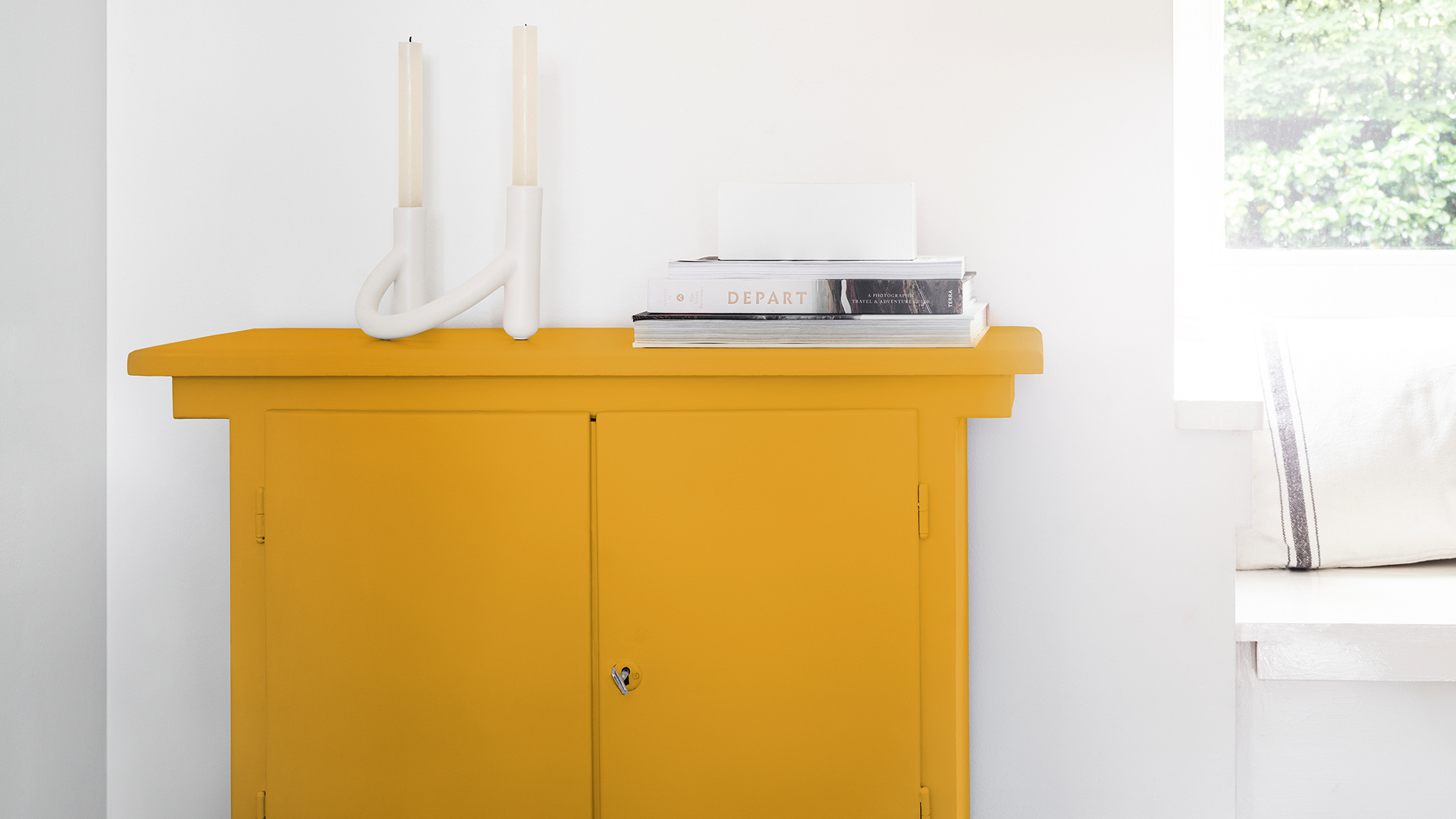 Armoire jaune devant un mur blanc dulux-simplement-rafraîchir-meubles-idées-global-4