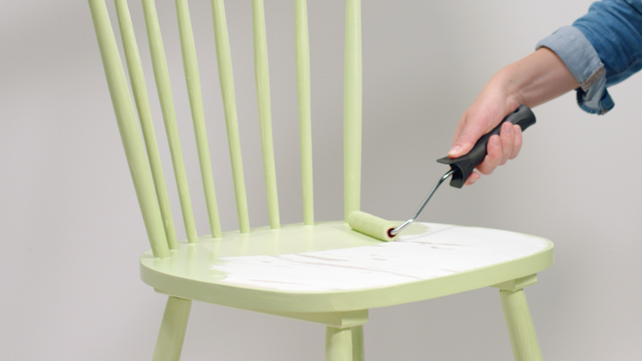 Painting chair dulux_simply_refresh_furniture_global_3