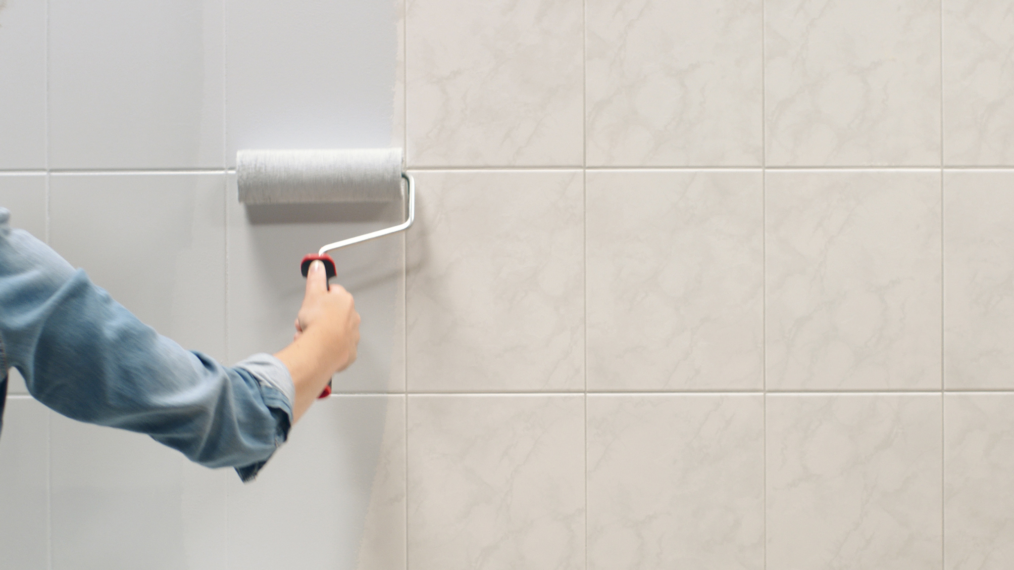 Painting bathroom tiles dulux_simply_refresh_wall_tiles_global_3