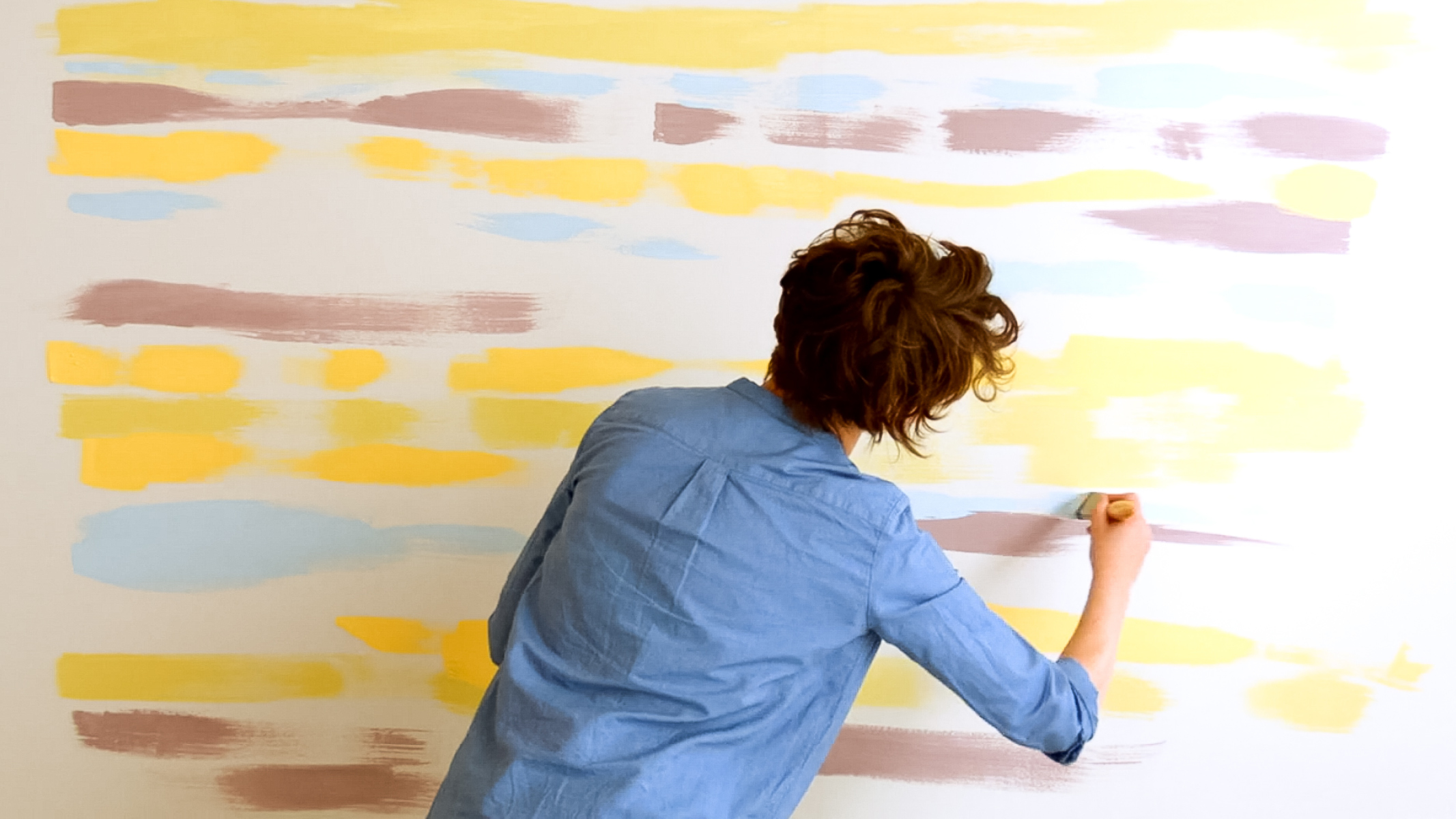 Feature wall with blurred lines If you’re a fan of stripes but yearn for something a little bit different, turn them on their head, literally.