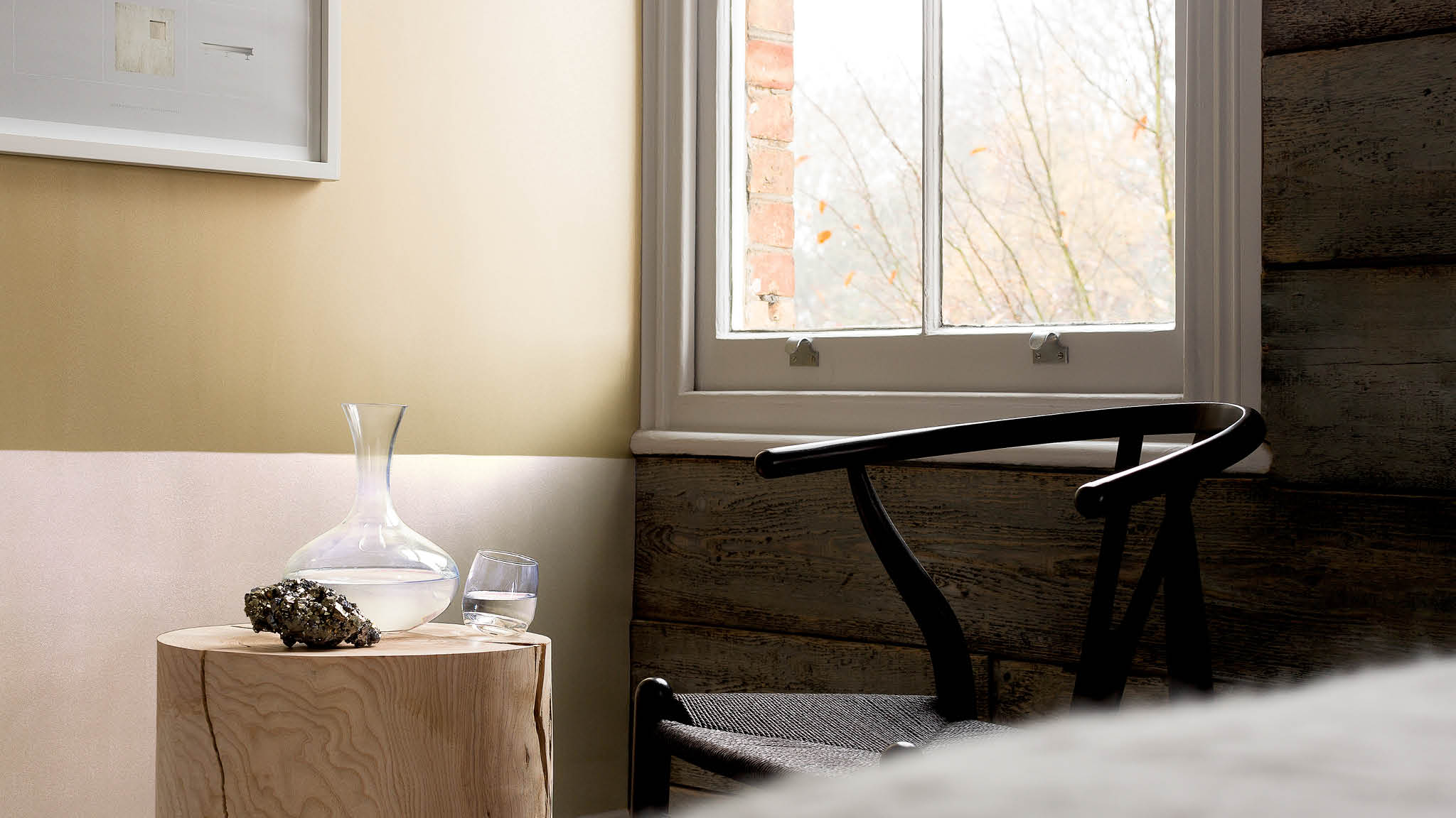 Gold and pale pink bedroom If cool, Scandi style is you’re thing, then you can’t go wrong by pairing gold with a cool-but-pretty neutral, like pale pink.
