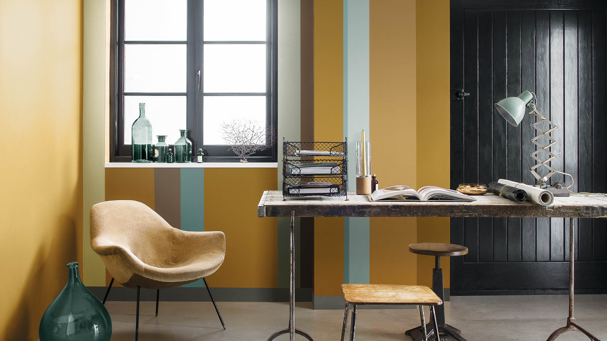 Gold painted office with blue stripes Blue and gold may sound like an unusual combination at first, but with the right tones it can be uplifting and harmonious.