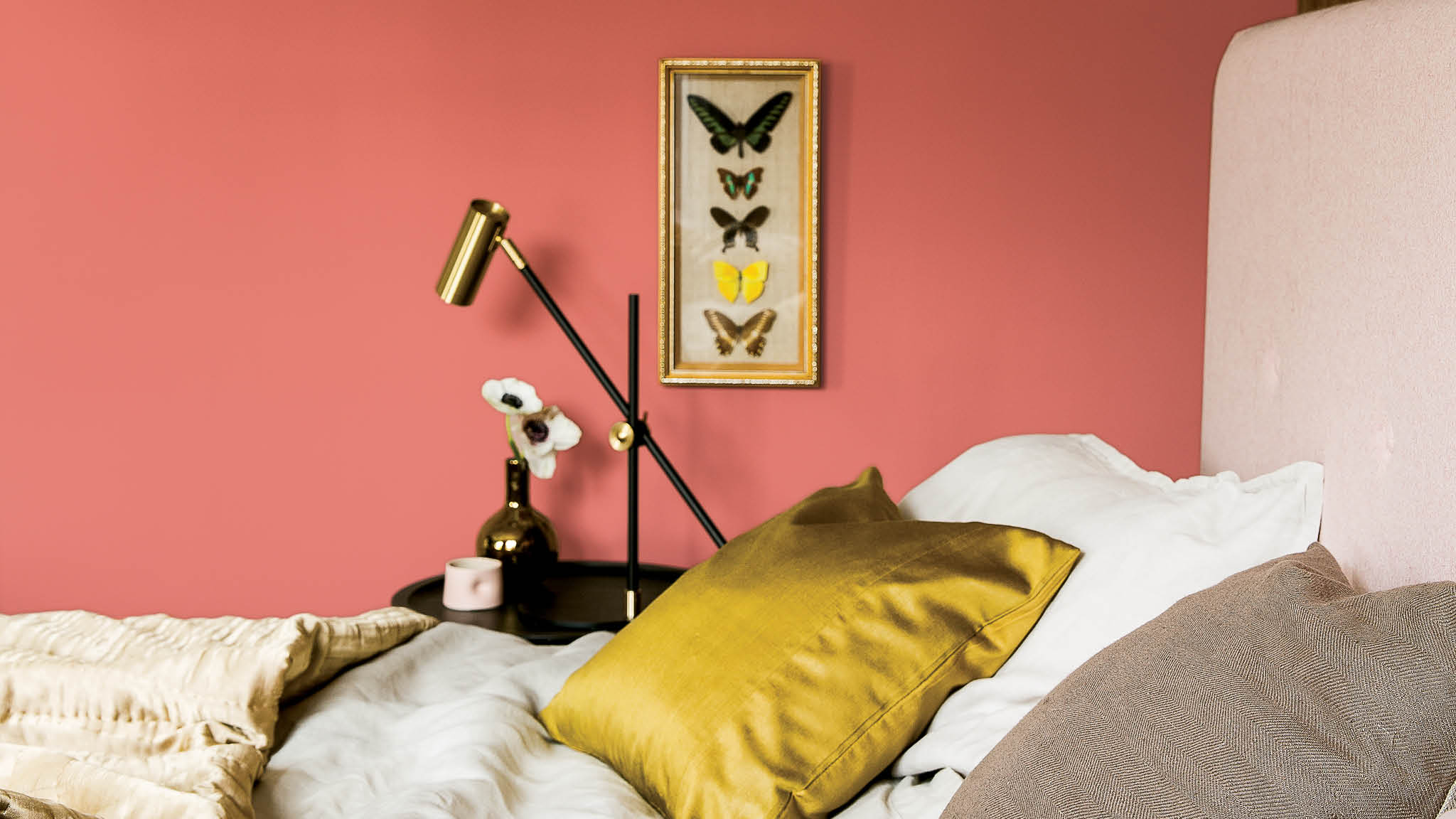 Grey and pink bedroom Pairing blush pink with steely grey is a clever way to add a touch of prettiness to your bedroom without appearing too saccharine.