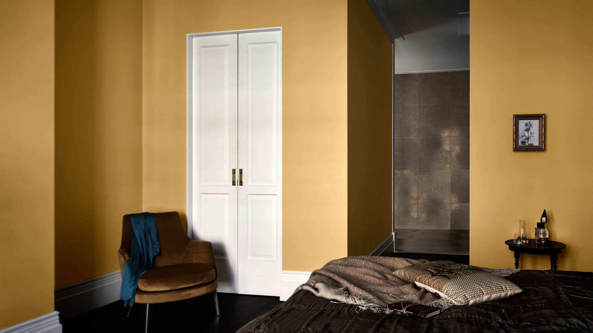 Metallic gold bedroom For a romantic bedroom with a modern twist, consider painting your walls in rich copper or a dusky shade of gold.