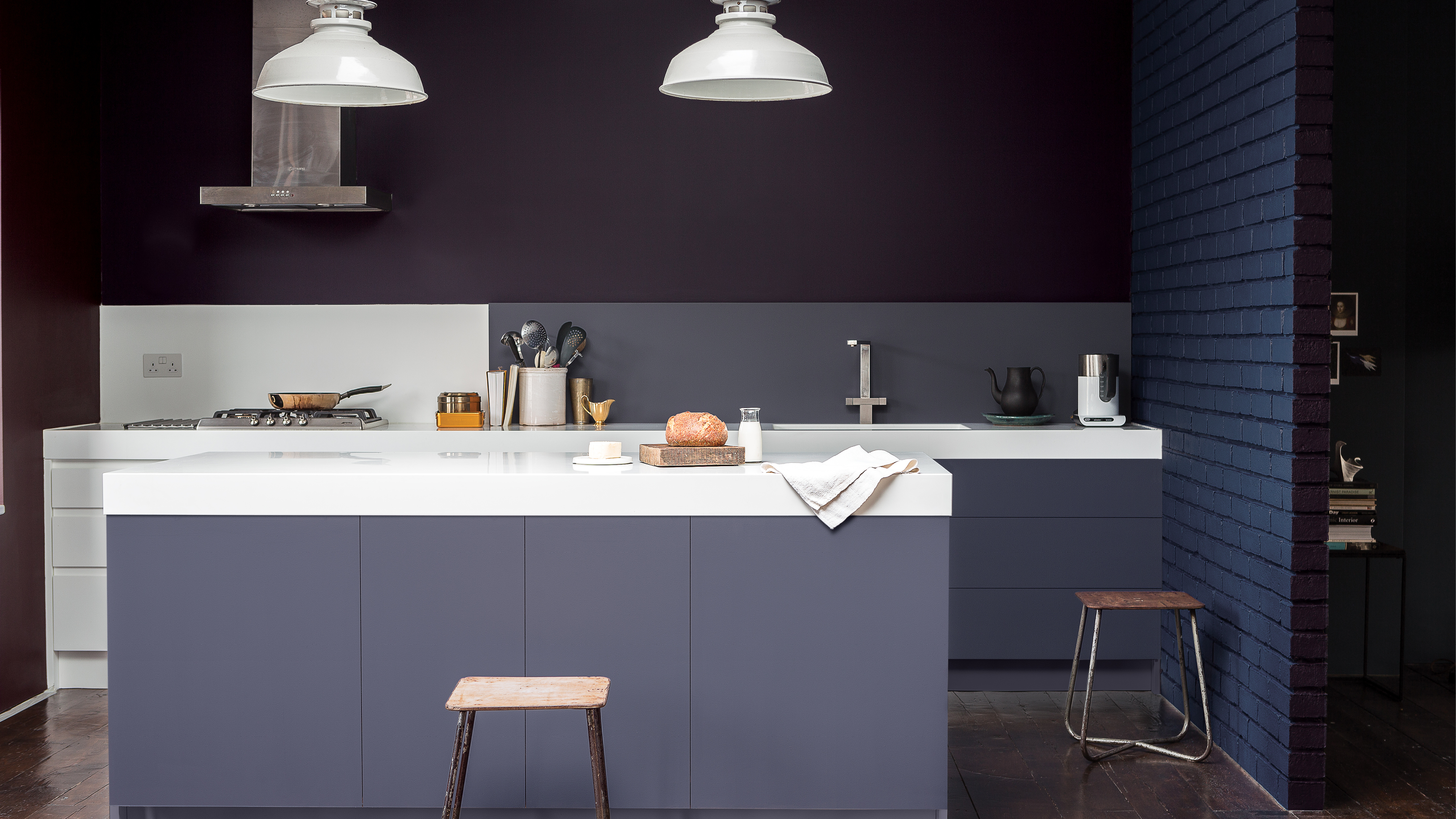 Mix dark colour with lighter accents Take a leaf out of the Dutch masters’ book and celebrate the interplay between light and dark. A dark backdrop makes bright accent colours pop out, creating an edgy, urban feel.