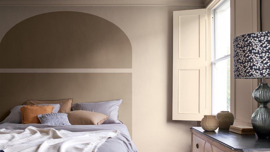 Split painted arch behind bed with window and shutters Dulux_CF21_how-to_arch_bedroom_Global_3