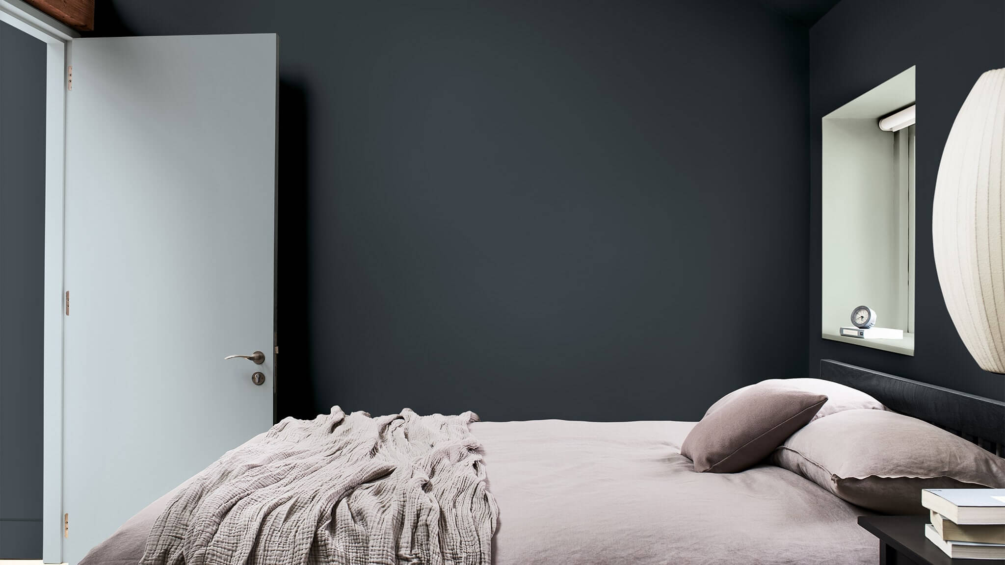 A low-key luxury bedroom in complementary colors CF20_Complementary_colors_bedroom